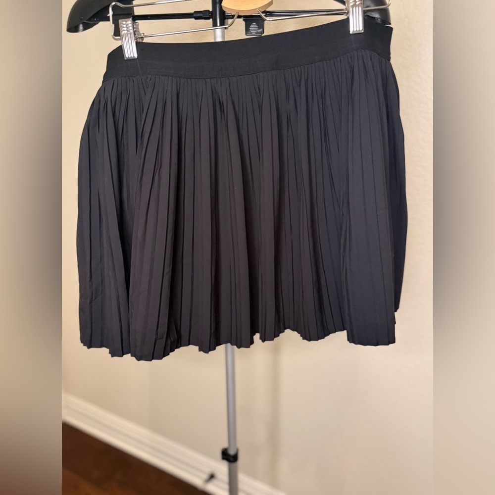 Old Navy Black Mini Pleated Skirt - Picture 2 of 4